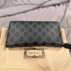 Gucci Elegant Black Zippered Pouch